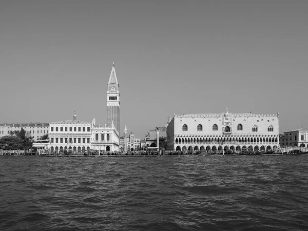 Place Saint-Marc vue depuis le bassin Saint-Marc à Venise en noir et blanc — Photo
