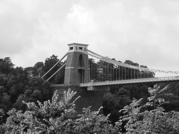 Clifton Suspension Bridge i Bristol i svart och vitt — Stockfoto