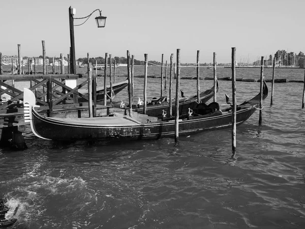 Gondol roddbåt i Venedig i svart och vitt — Stockfoto