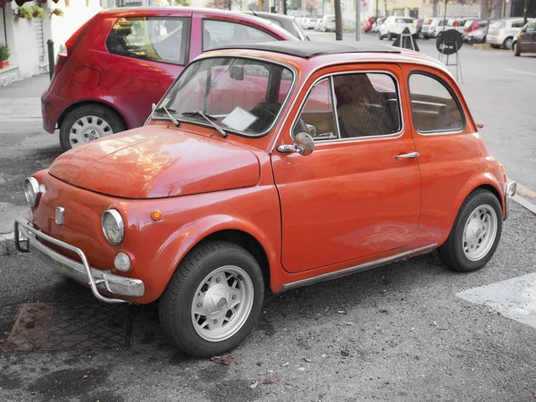 Czerwony samochód Fiat 500 w Turyn — Zdjęcie stockowe