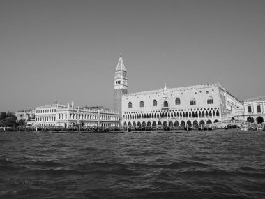 St Mark kare görülen fron Venedik'te San Marco havzasında siyah ve beyaz