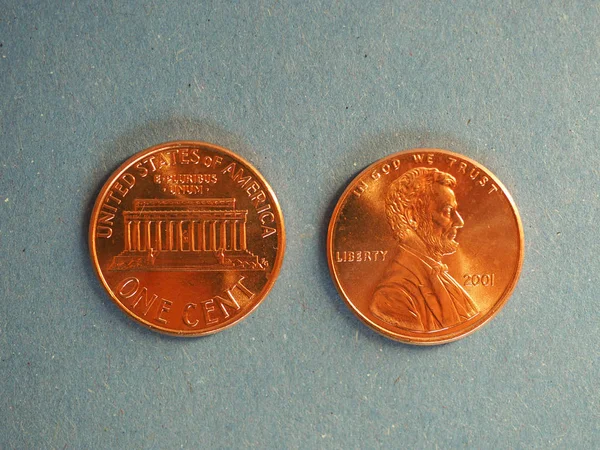 Monete da un centesimo di dollaro, Stati Uniti su blu — Foto Stock