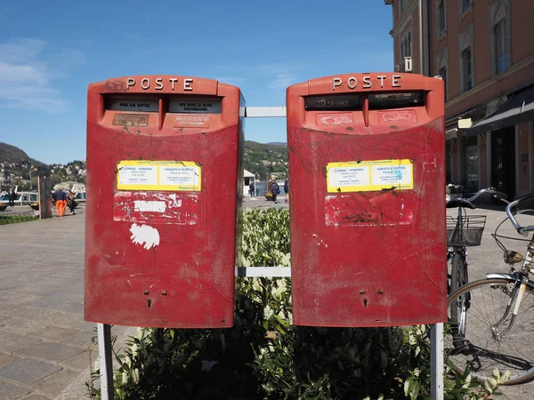 Piros olasz postaláda Como — Stock Fotó