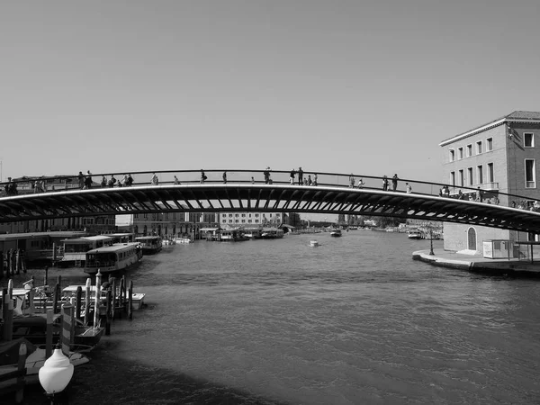 Ponte della Costituzione a Venezia in bianco e nero — Foto Stock