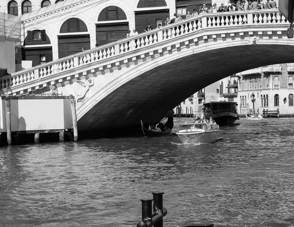 Rialto-Brücke in Venedig in schwarz-weiß — Stockfoto