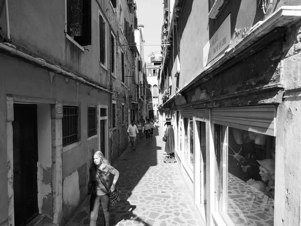 Toeristen een bezoek aan Venetië in zwart-wit — Stockfoto