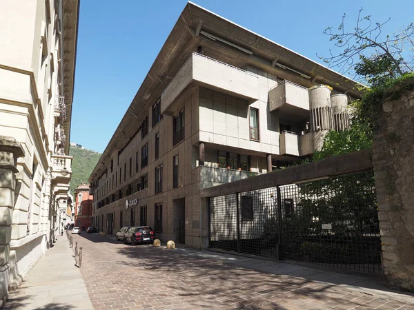 Brutalistische Architektur in der Via 5 Giornate in Como — Stockfoto