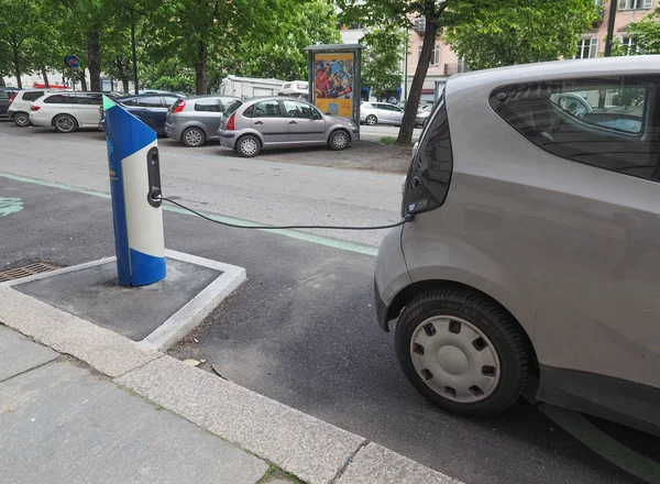 Stacja dokująca do samochodów elektrycznych w Turyn — Zdjęcie stockowe
