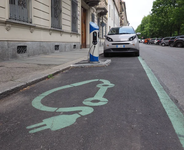 Estação de acoplamento de carro elétrico em Turim — Fotografia de Stock