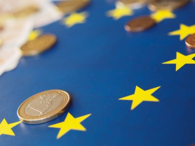 Euro banknot ve madeni paraların, Avrupa Birliği bayrağı üzerinde