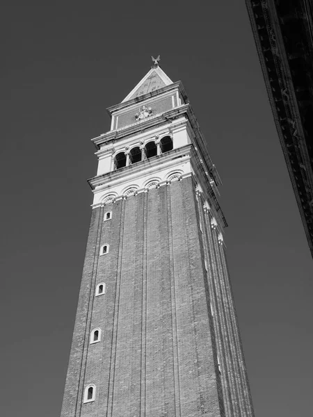 San Marcos campanario en Venecia en blanco y negro — Foto de Stock