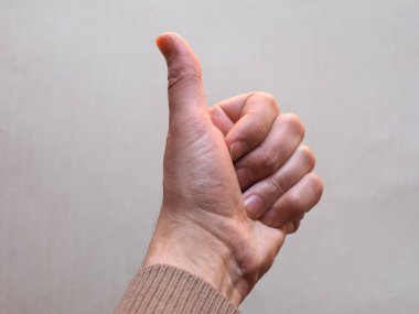 Başparmağını kaldır.