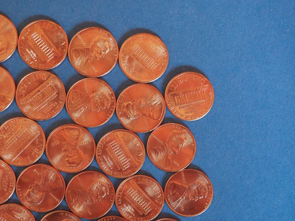 Moedas de um centavo de dólar, Estados Unidos sobre azul — Fotografia de Stock
