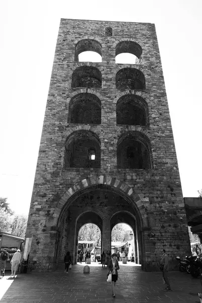Bramy miasta Porta Torre w Como w czerni i bieli — Zdjęcie stockowe