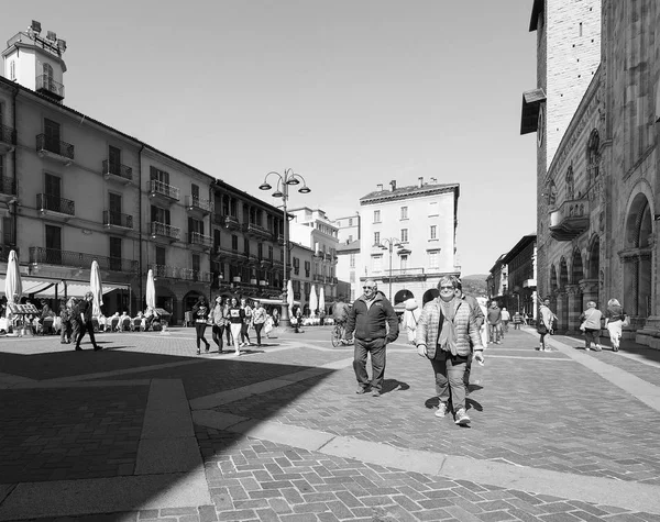Kilátás nyílik a város Como, fekete-fehér — Stock Fotó
