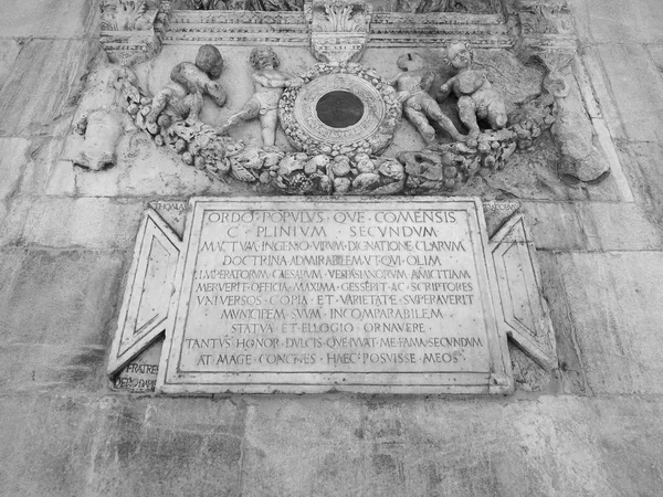 Pliny the Elder plaque in Como in black and white — Stock Photo, Image