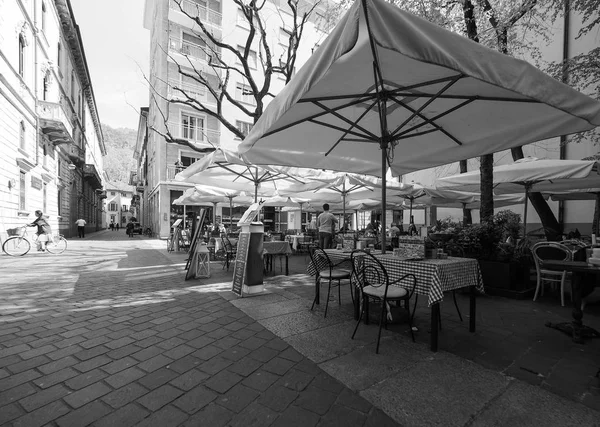 Blick auf die Stadt Como in schwarz-weiß — Stockfoto