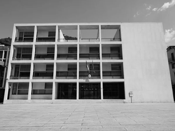 Casa del fascio in como in schwarz und weiß — Stockfoto