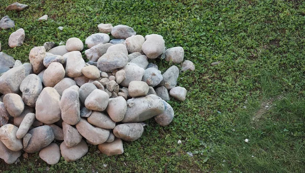 Hög med stenar på gräset — Stockfoto