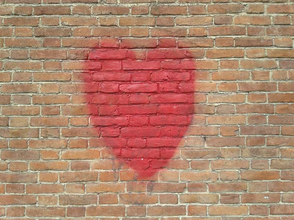 Red heart on wall with copy space — Stock Photo, Image