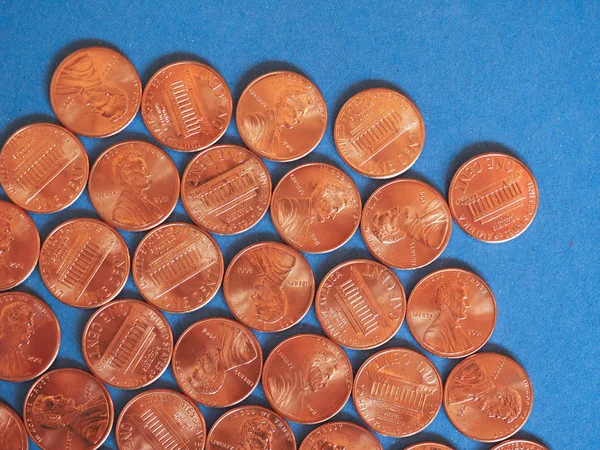 Moedas de um centavo de dólar, Estados Unidos sobre azul — Fotografia de Stock
