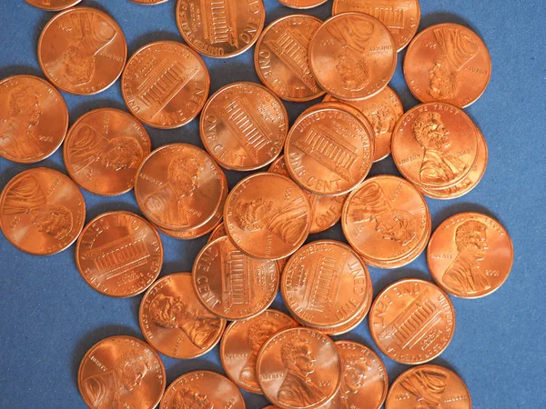 Ein-Cent-Dollarmünzen, vereinigte Staaten über blau — Stockfoto