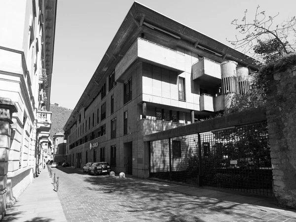 Brutalist architectuur in Via 5 Giornate in Como in zwart-wit — Stockfoto