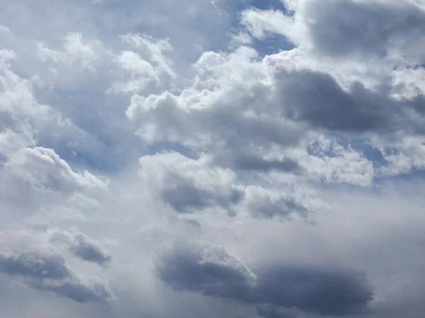 Бушующее небо на фоне облаков — стоковое фото