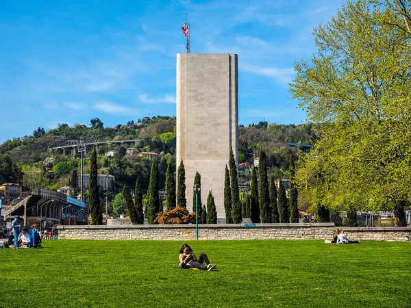 Monumento ai Caduti válečný pomník v Como (HDR) — Stock fotografie