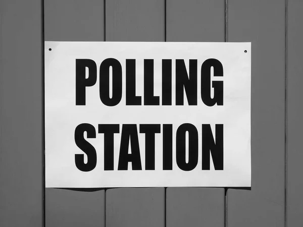 Eleições gerais posto de votação, preto e branco — Fotografia de Stock