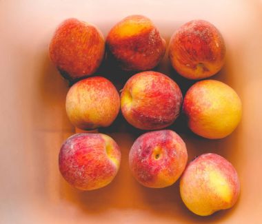 Birçok şeftali meyve, soluk vintage bir görünüm