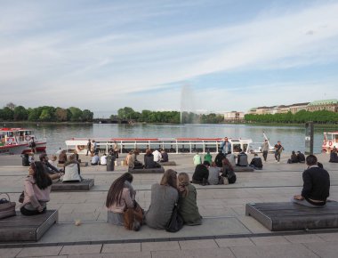 Hamburg'da Binnenalster'de ofis binası (iç Alster göl) insanlara