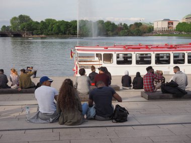 Hamburg'da Binnenalster'de ofis binası (iç Alster göl) insanlara