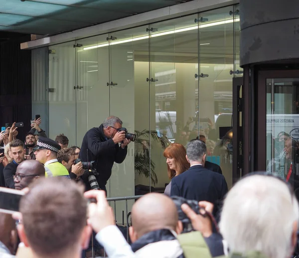 Corbyn Londra için bekleyenler