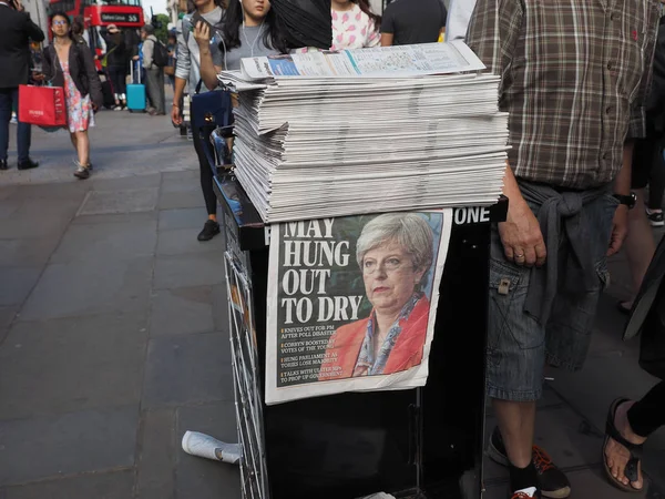 Tidningar som visar Theresa maj i London — Stockfoto