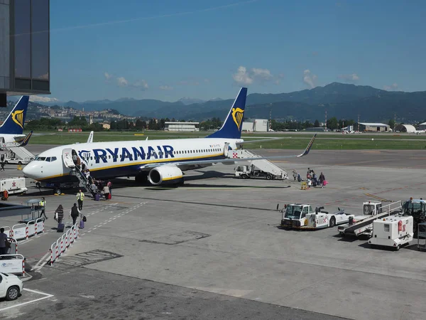 Ryanair Boeing 737-8as ombordstigning i Bergamo Orio Al Serio — Stockfoto