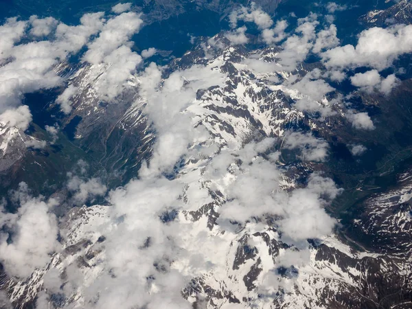 Luchtfoto van de Zwitserse Alpen — Stockfoto