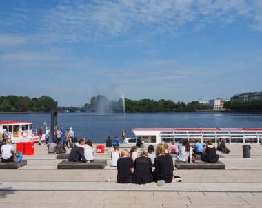 Hamburg'da Binnenalster'de ofis binası (iç Alster göl) insanlara