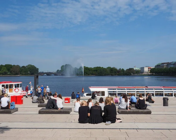 Menschen an der Binnenalster in Hamburg — Stockfoto