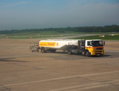 Hamburg 'da tank kamyonu yakıt ikmali.