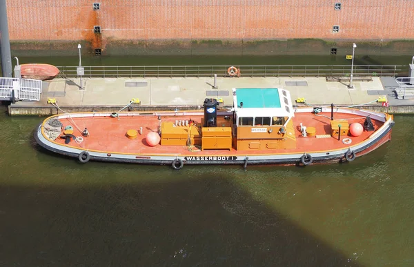 Barco no porto de Hamburgo — Fotografia de Stock