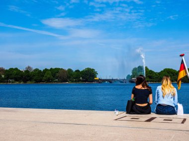 Binnenalster'de ofis binası (iç Alster göl) insanlara Hamburg HDR