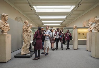 Turistler Londra'da British Museum'da