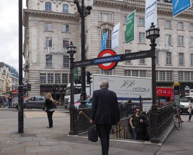 Piccadilly Circus Londra insanlarda