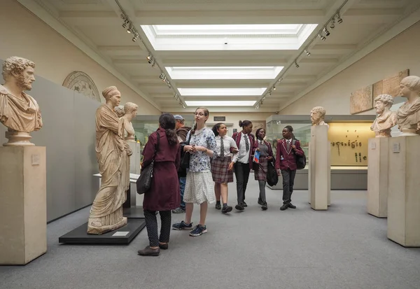 ロンドンの大英博物館で観光客 — ストック写真