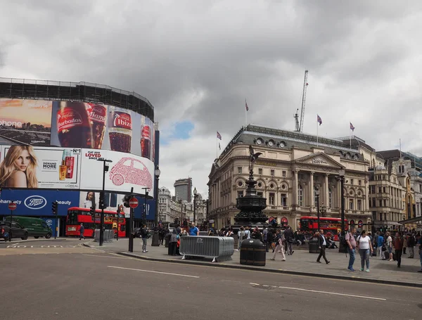 Emberek, a Piccadilly Circus itt: London — Stock Fotó