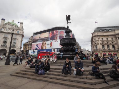 Piccadilly Circus Londra insanlarda