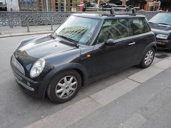 Czarny samochód Mini w Hamburgu — Zdjęcie stockowe