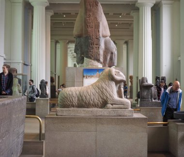 Turistler Londra'da British Museum'da