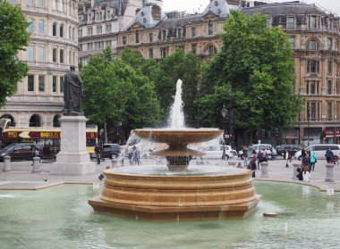 İnsanlar Londra'da Trafalgar Meydanı'nda